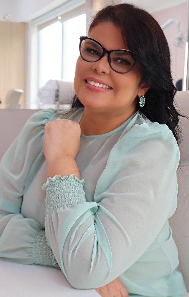 Dra. Gabriela Silva sorrindo, dermatologista tricologista